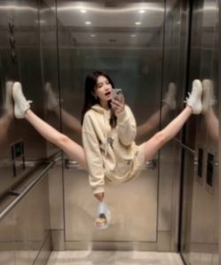 AI生成电梯一字马美女制作教程，条条流量上万，别再在外面被割韭菜了，全流程实操-一起网赚吧